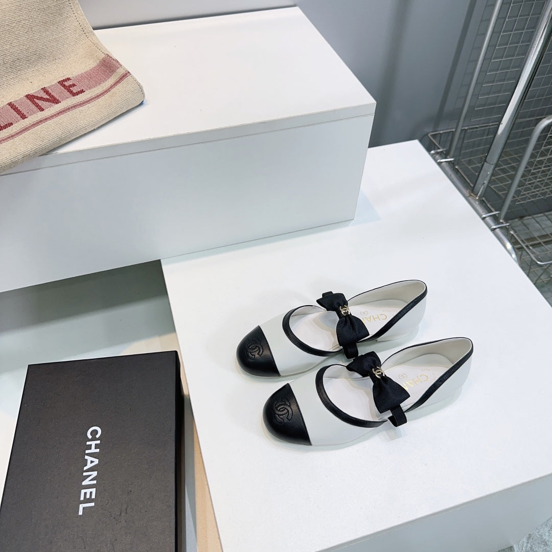CHANEL FLAT MARY JANE SHOES 25S IN WHITE MIX BLACK LAMBSKIN EMBOSSED LOGO WITH BOW