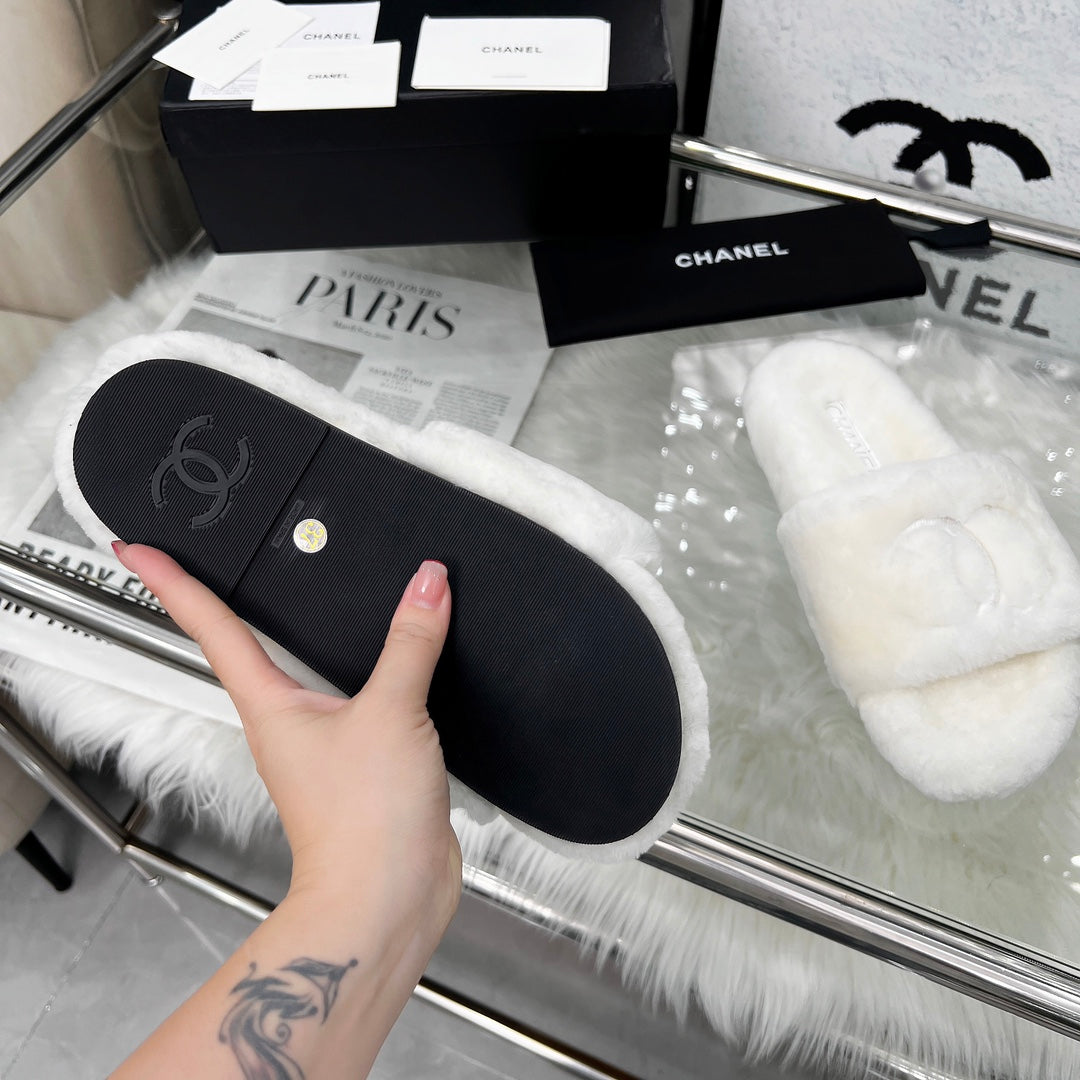 CHANEL 25S FUR SLIPPERS IN WHITE