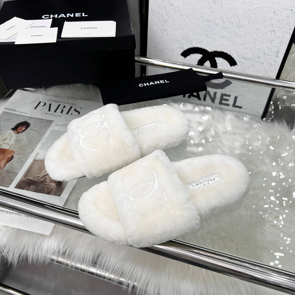 CHANEL 25S FUR SLIPPERS IN WHITE