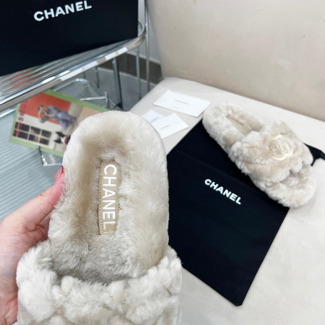 CHANEL 25S FUR SLIPPERS WITH EXPOSED-STITCH STRAPS IN LIGHT GRAY