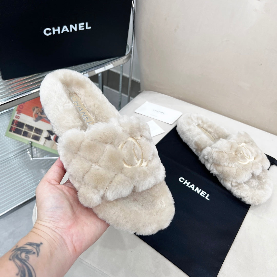 CHANEL 25S FUR SLIPPERS WITH EXPOSED-STITCH STRAPS IN LIGHT GRAY