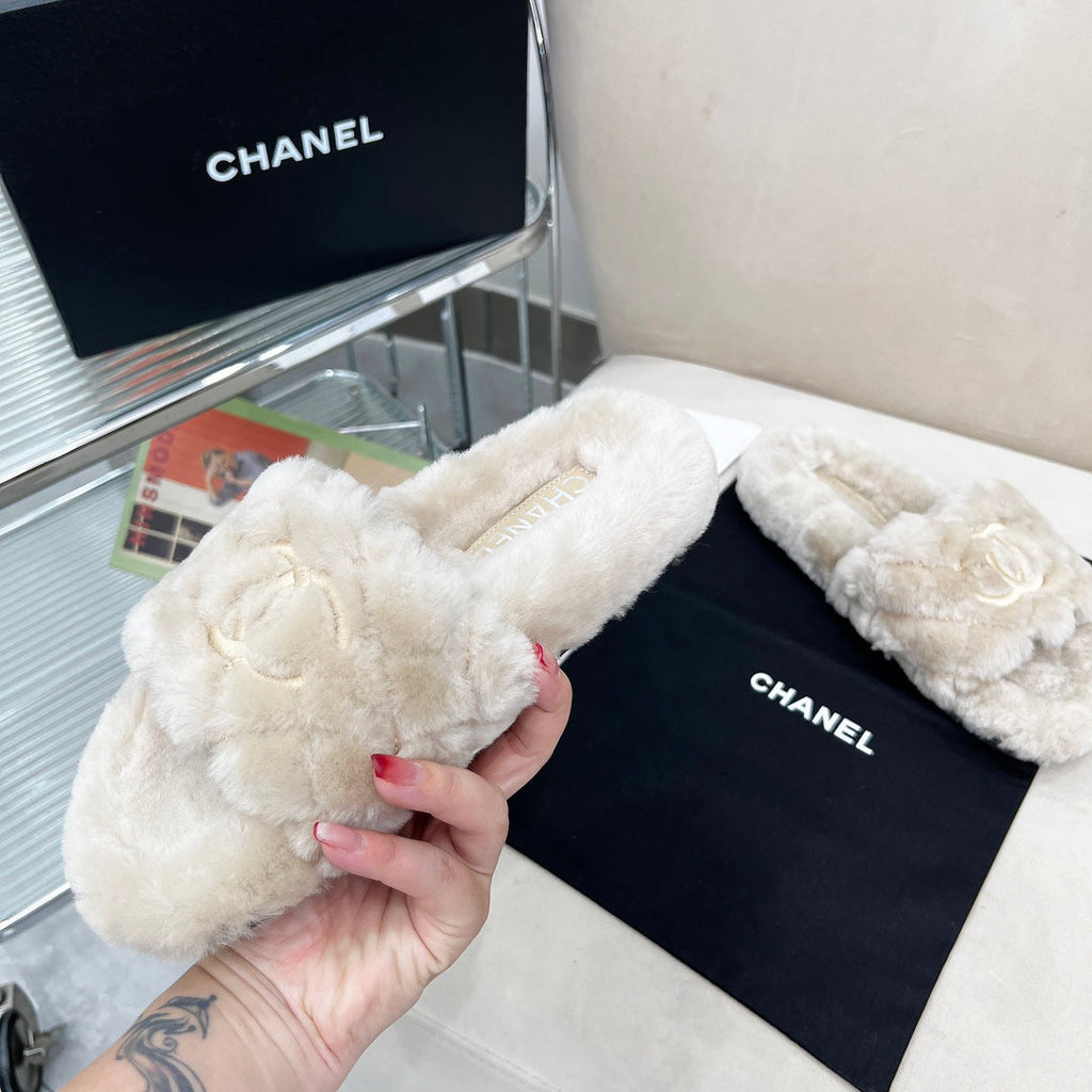 CHANEL 25S FUR SLIPPERS WITH EXPOSED-STITCH STRAPS IN LIGHT GRAY