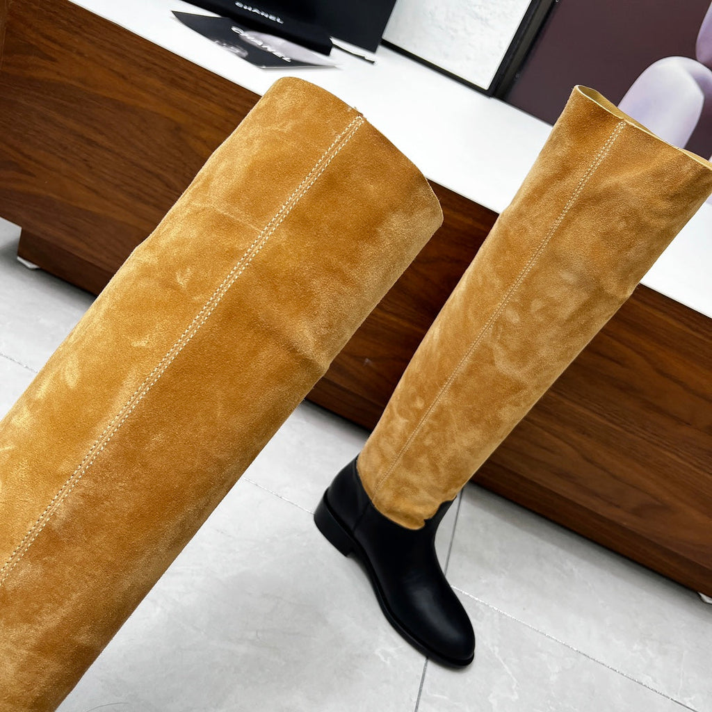 CHANEL 25S KNEE-HIGH BOOTS 35MM IN BLACK CALFSKIN AND CARAMEL SUEDE